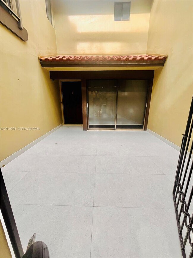 Foto del edificio - 3643 Estepona Ave