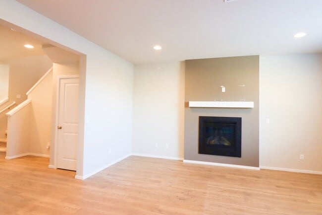 Building Photo - 3/2.5 Home in SE Bend with access to commu...