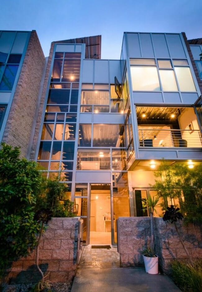 Foto del edificio - 3238 Casitas Ave