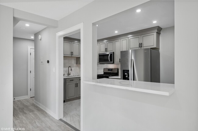 Building Photo - 130 S La Londe Ave