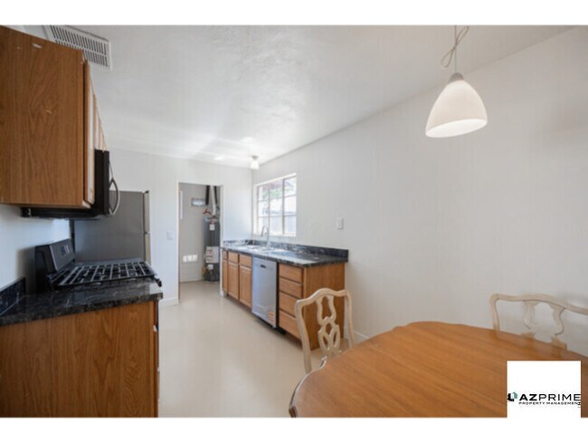 Foto del edificio - Welcome to this Charming 2/1 Phoenix Duplex Unit!