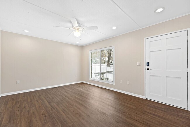 Building Photo - 3 bedroom, 2 bath rancher in West Knoxville!