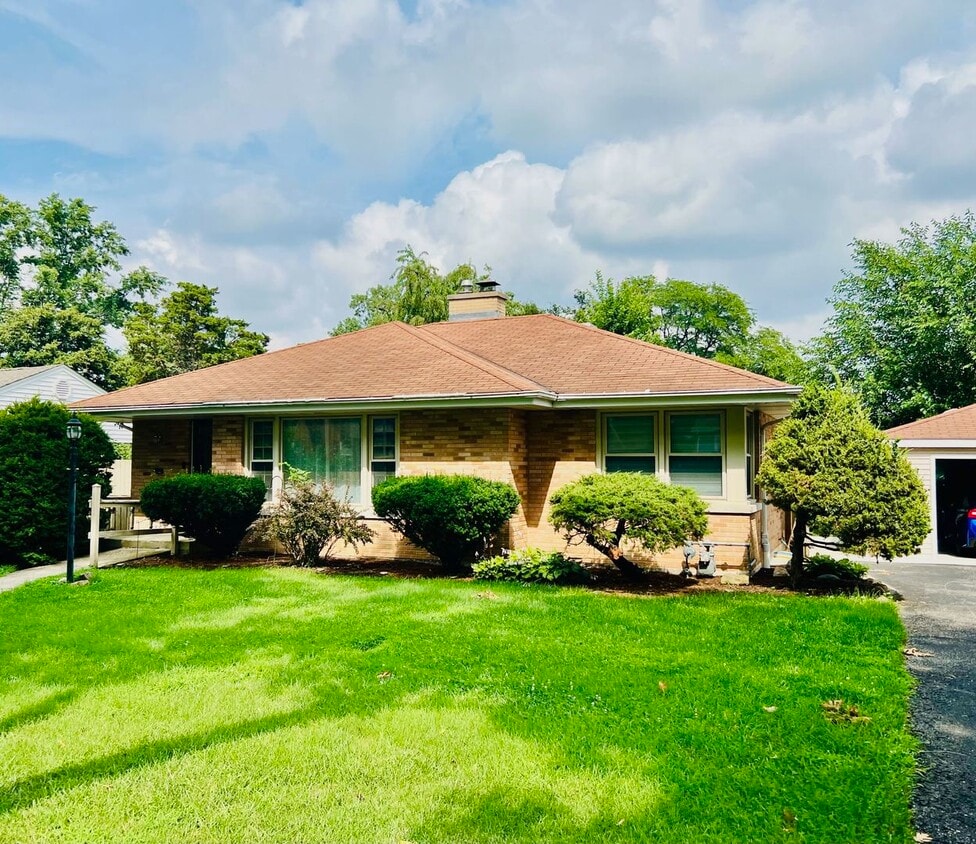 Primary Photo - 835 S La Londe Ave