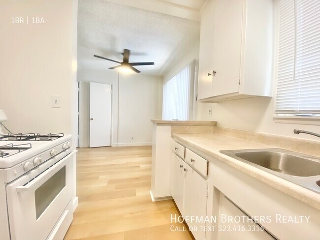 Building Photo - 638 N W Knoll Dr
