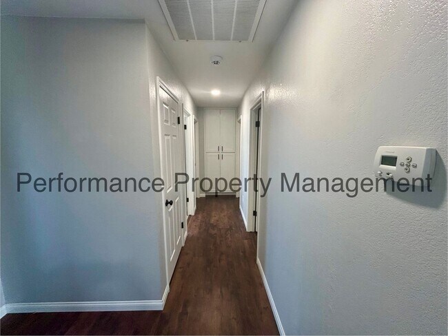 Foto del edificio - Charming 3 Bed/2 Bath NW Bakersfield Home w/ Solar, RBP & $0 Deposit Option