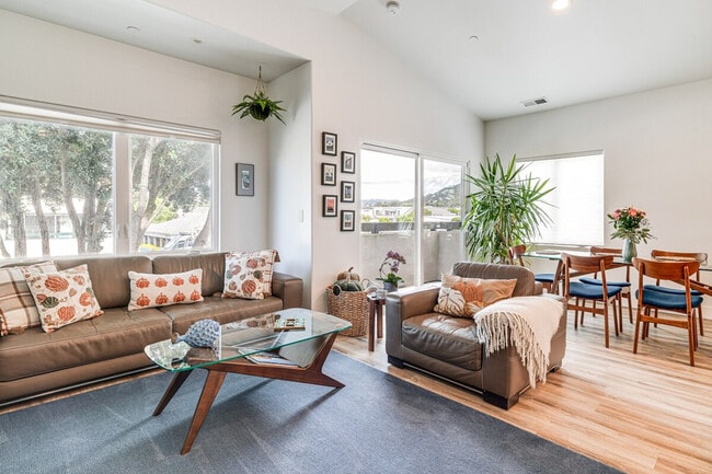 Building Photo - 578 Kelly Ave