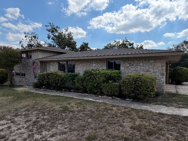 Building Photo - 1236 E Live Oak Rd
