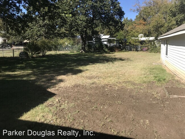 Building Photo - 3 br, 2 bath House - 320 W. Russell