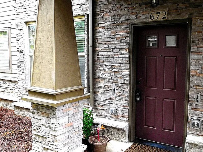 Foto del edificio - Comfortable Ground-Level 2-Bedroom Condo –...