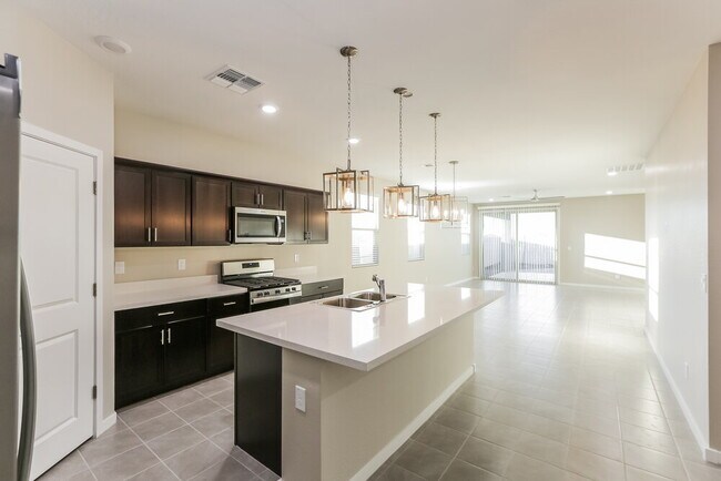 Building Photo - 6827 W Pkwy Dr