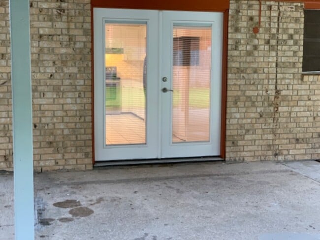 Building Photo - 301 Cascade Dr