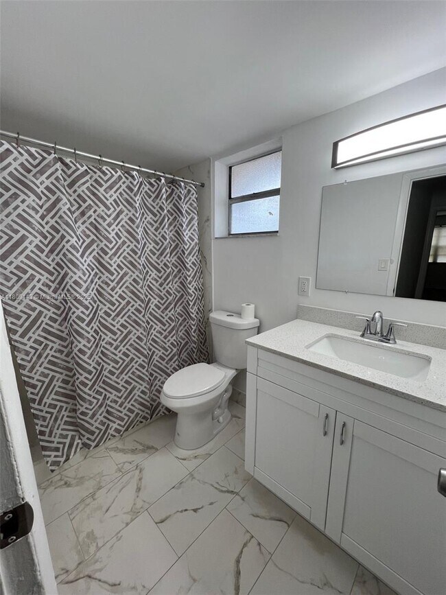 Foto del edificio - 301 NW 177th St