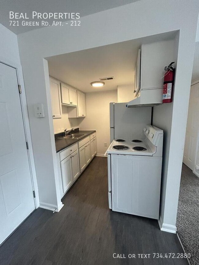 Building Photo - 721 Green Rd