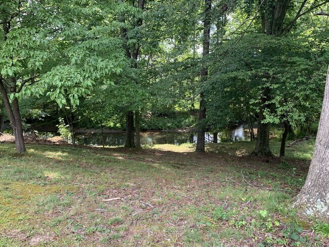 Foto del edificio - 2 Bedroom 1 Bath Home with FULL Basement