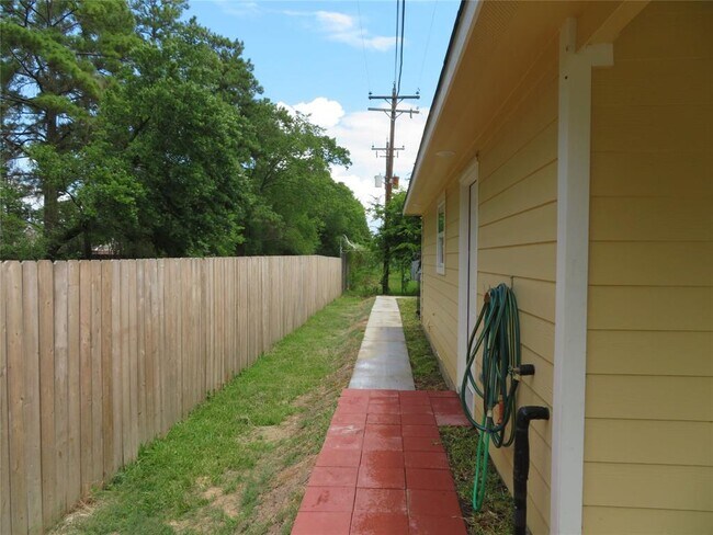Building Photo - 5403 Farley Dr