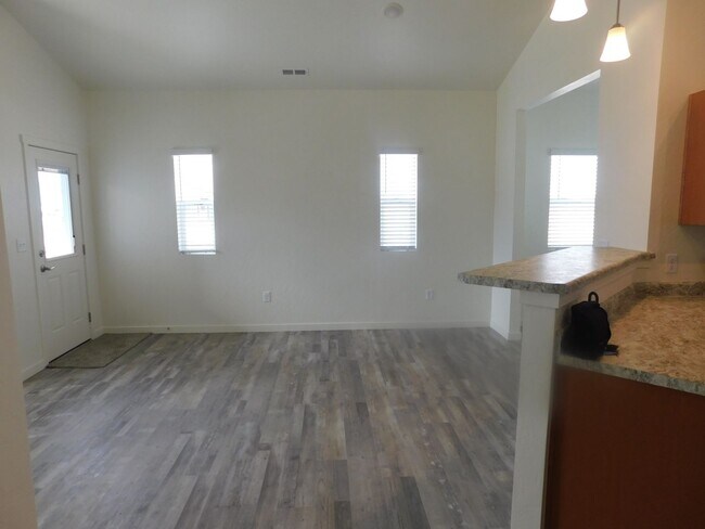 Foto del edificio - Walking Distance to Community