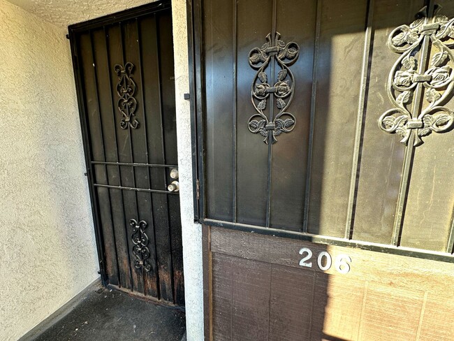 Foto del edificio - FULLY FURNISHED 2 BEDROOM CONDO WITH STRIP VIEWS