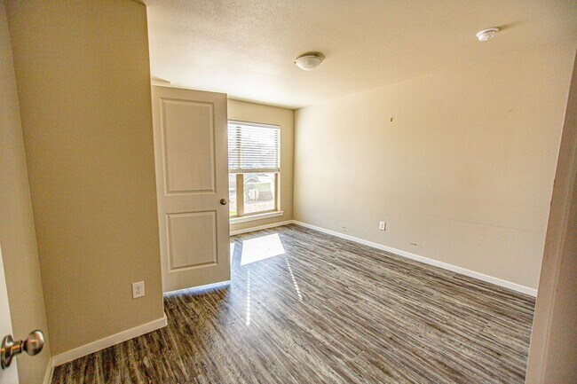 Building Photo - Willowbend - 2112 Langford Ave