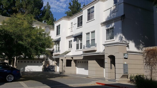 Foto del edificio - Rare Villagio 2 level townhome with garage and balcony, plus Den