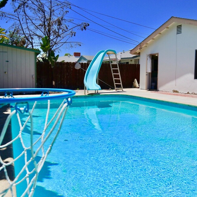 Foto del edificio - Available August 2026- 5 Bedroom with a POOL - on MARY LANE