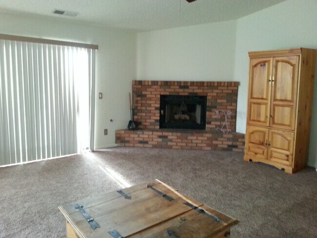 Foto del edificio - Available Now: 2 Bed - 2 Bath Townhouse, Continental area - $1,975