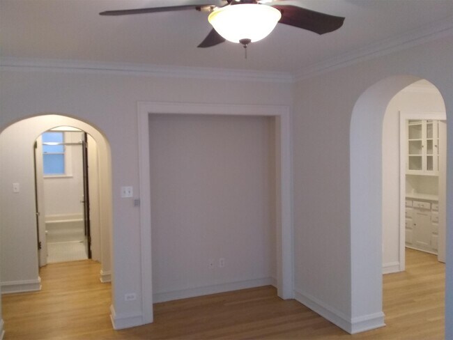 Building Photo - 4520 N Wolcott Ave