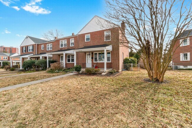 Foto del edificio - 3-bedroom, 1 and half bathroom end-of-group townhome in the quiet Stoneridge neighborhood in Towson