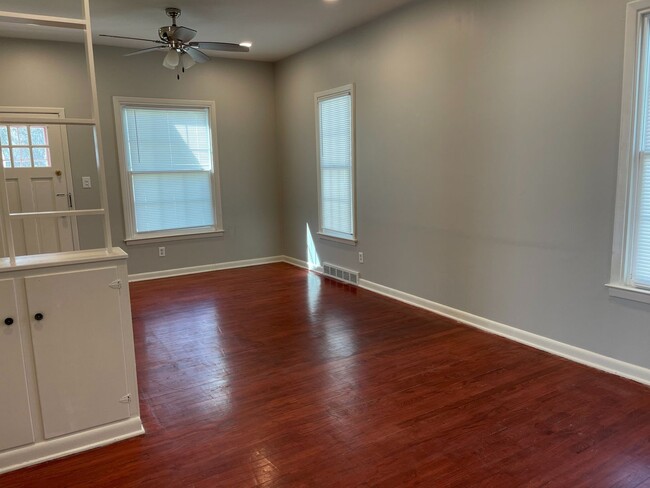 Building Photo - Remodeled 3BR Minutes From Dundee