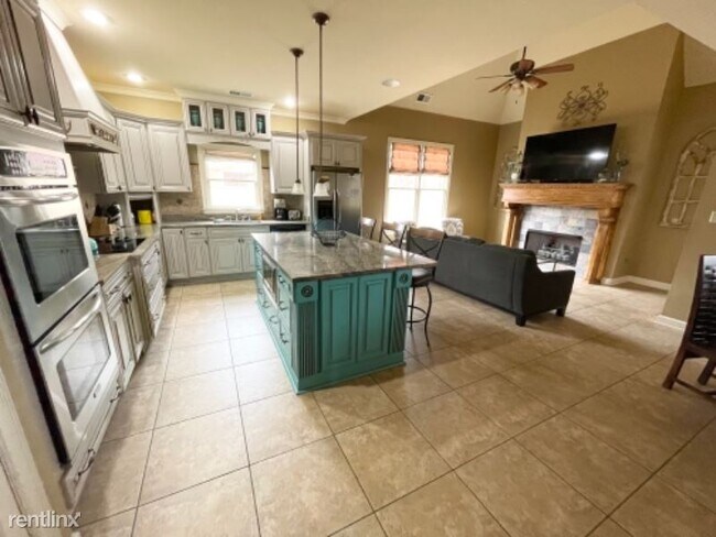 Foto del edificio - 5 br, 3 bath House - 4452 Whisperwoods Dr