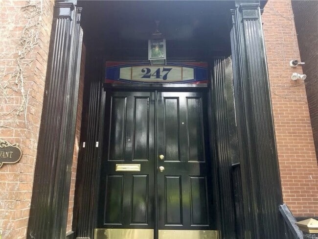 Building Photo - 247 Georgia St