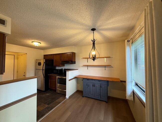 Building Photo - Updated Top-Floor 2 Bedroom Condo with Fir...