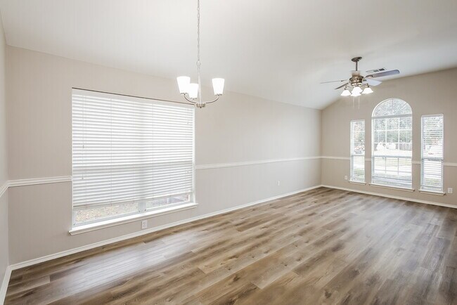 Building Photo - 817 Mackenzi Dr