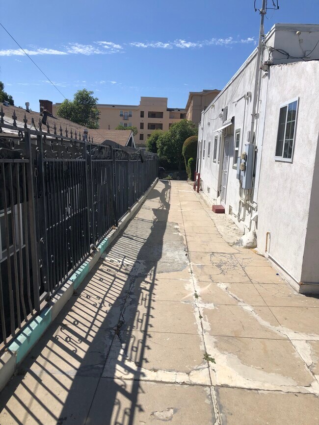 Foto del edificio - 2506 S Bronson Ave