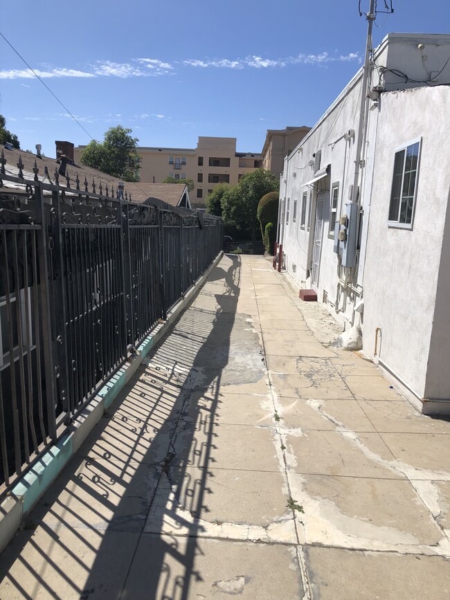 Building Photo - 2506 S Bronson Ave