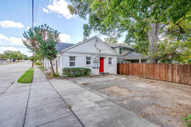 Building Photo - 1600 Belle Pl
