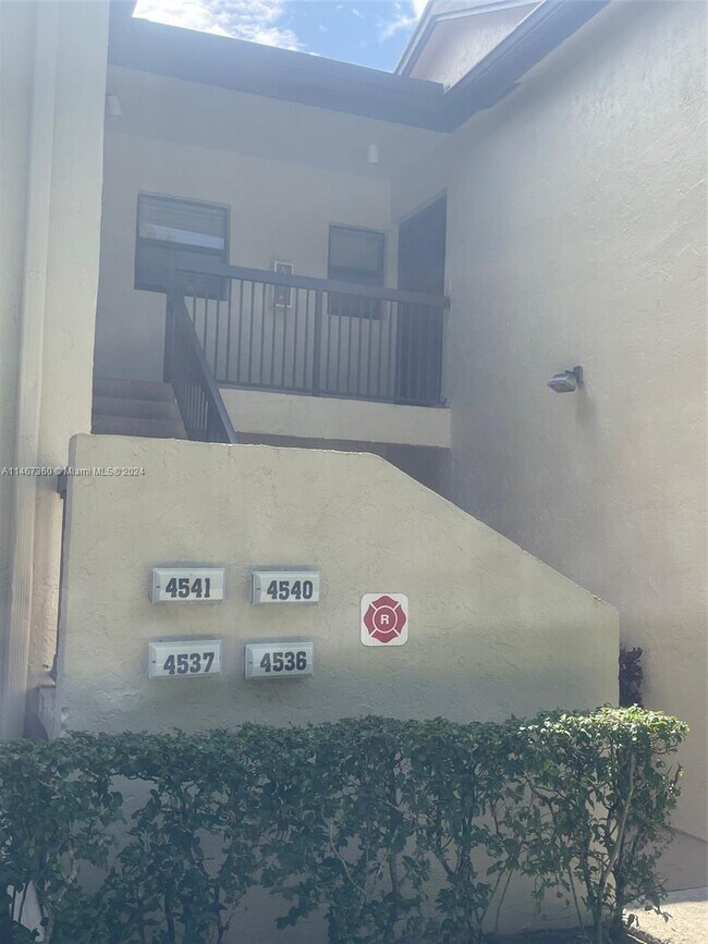 Foto del edificio - 4541 Carambola Cir S