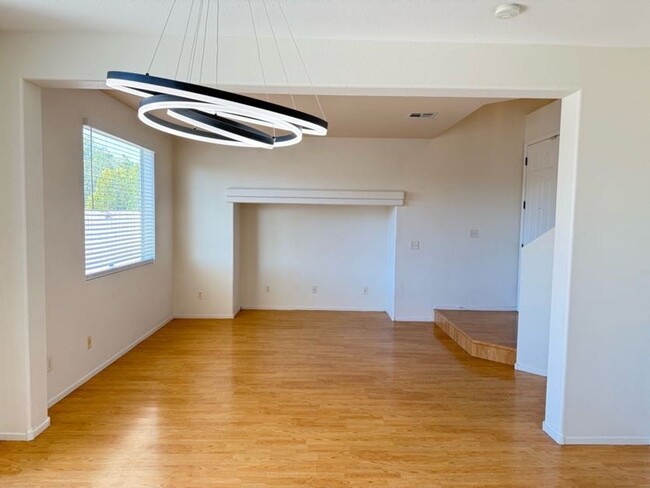 Building Photo - 3 bedroom with loft house