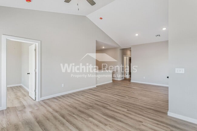 Foto del edificio - 4 bed / 2 bath - Move in ready!!!