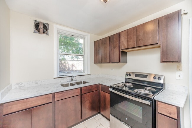 Building Photo - 1143 E 50th St