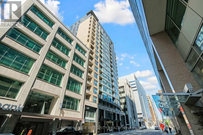 Building Photo - 101-101 Queen St