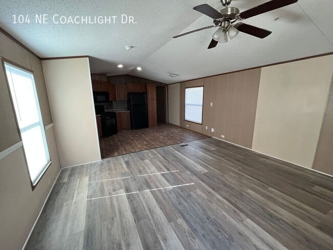 Building Photo - 104 Coachlight Dr