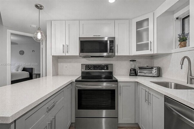 Foto del edificio - 8290 Lake Dr