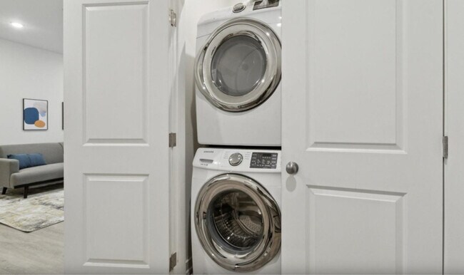 Building Photo - 1522 W Girard Ave