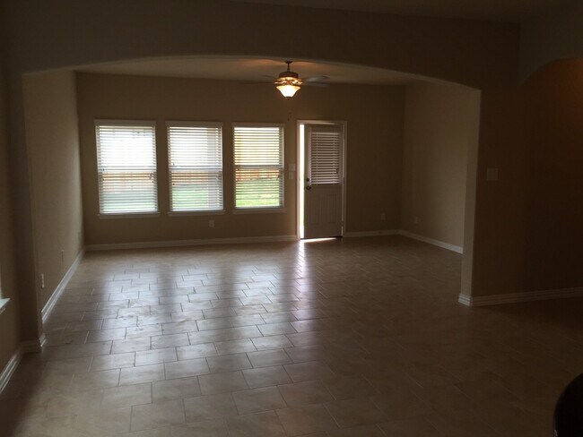 Building Photo - Beautiful 3 bedroom 2 story