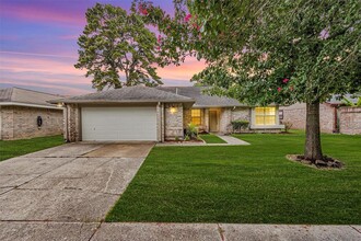 Building Photo - 9019 Driftstone Dr