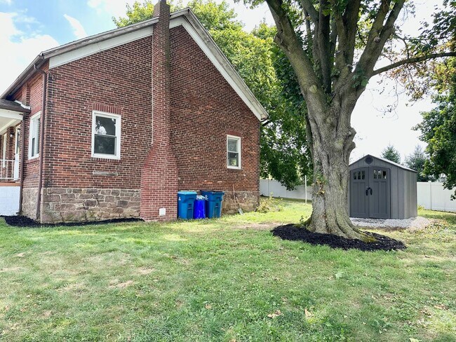 Foto del edificio - Charming Renovated 2BR in Peaceful Setting