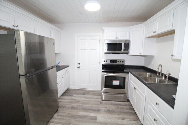 Building Photo - 2 bedroom 1 bath home in central Pensacola...