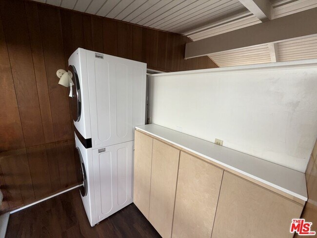 Foto del edificio - 3355 Kallin Ave