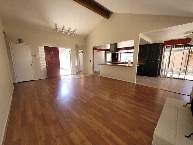 Building Photo - Cozy 3Bx2B Next to Fritz Grupe Park - Avai...