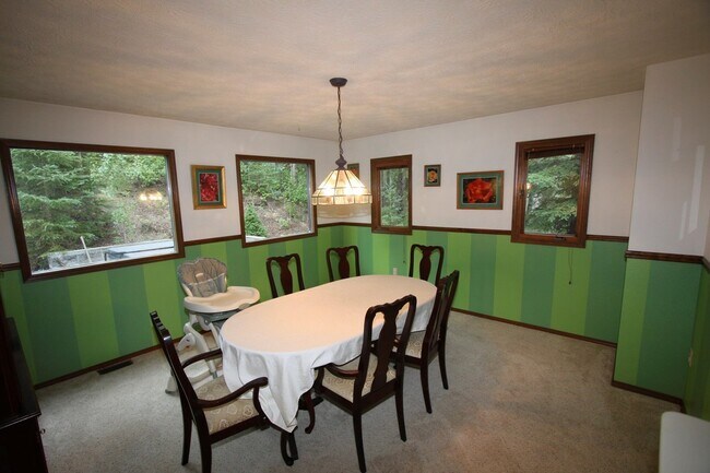 Building Photo - Spacious 3 Bedroom Eagle River Home!